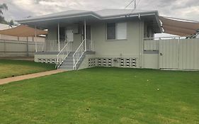 Mt Isa - Emerald Gem 3 Bedroom Home Quiet Area